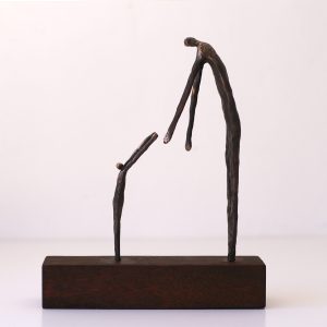 Figura humana 6. Bronce y madera. 30X25x8cm